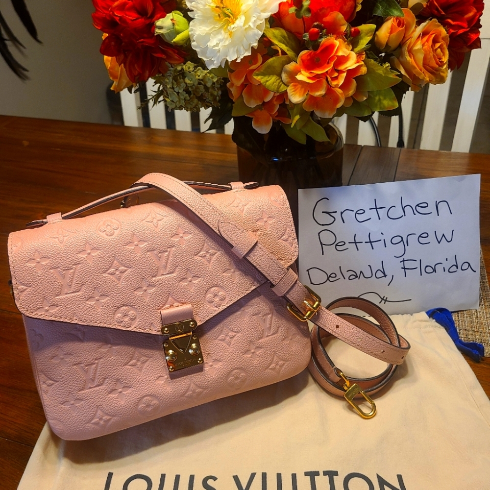 Stunning Louis Vuitton Pochette Metis in Monogram Rose Poudre Empreinte Leather